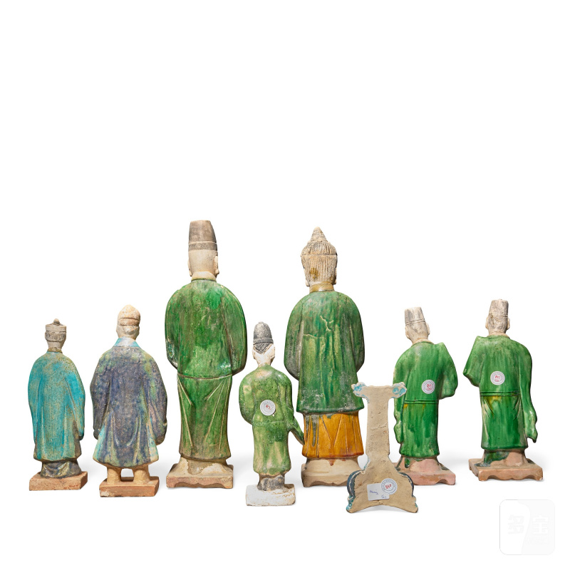 明 陶俑一組及衣架一件 | A GROUP OF GLAZED POTTERY FUNERARY FIGURES AND A MODEL OF A CLOTHES STAND - 图2